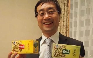 4分钱一袋赚了45亿，比史玉柱还狠！如今巨亏9000万，靠卖楼活命