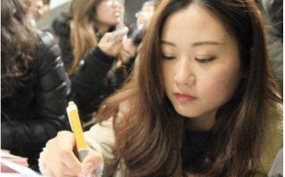 成都一女销售员走红，月薪近98万，再度引发“读书无用论”的热议