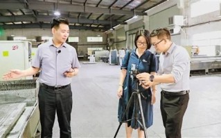 记者跟着江山销售员当主播——一块屏，车间变身直播间