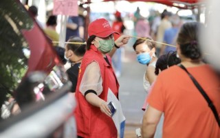 郑州第五轮全员核酸检测进行中 河南日报报业集团志愿者在行动