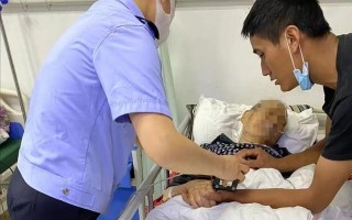 我为群众办实事：九旬老人行动不便难办证 西安高陵民警上门送温暖
