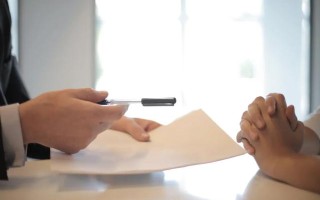 提了离职才给涨薪的公司，值得留下吗？