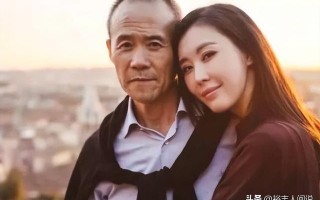 王石携妻子田朴珺吃路边摊！相邻而坐如老友，互相对视聊天好恩爱