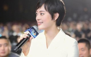 孙俪同框马云和李连杰，西装西裤不输两位大佬，阿姨紧紧抱住不放