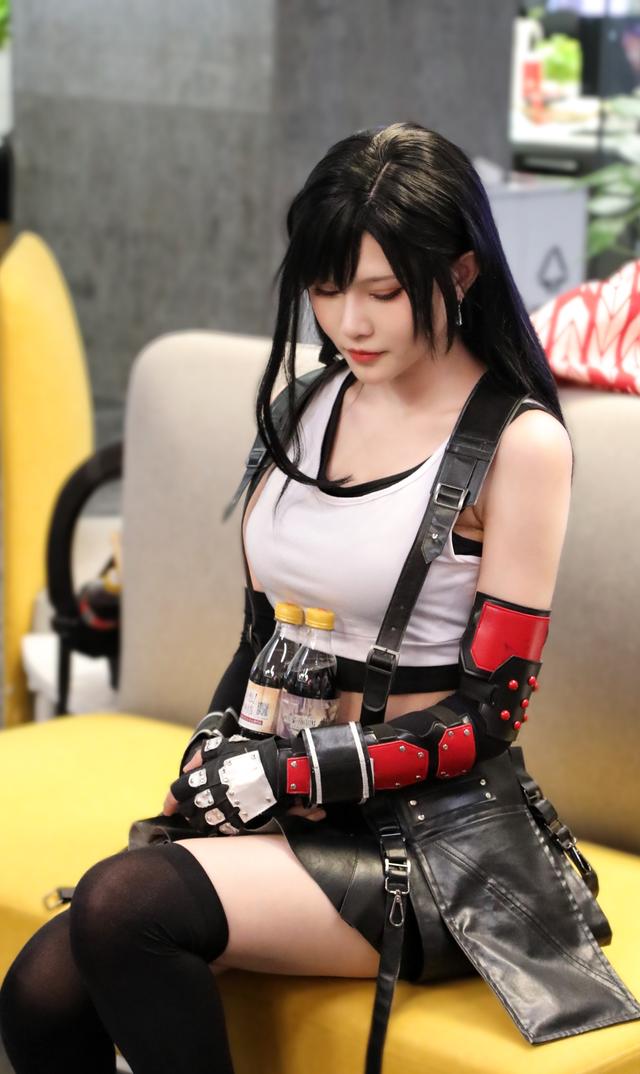 二次元玩家狂喜，《最终幻想》历代女角齐聚COS：蒂法又大又圆-第6张图片-90博客网