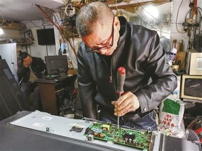 家电维修工刘水平：单臂书写不凡人生-第1张图片-90博客网