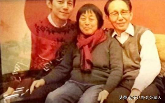 何炅口碑一再下跌，收礼事件、爸爸成被执行人，如今报警都被嘲-第21张图片-90博客网