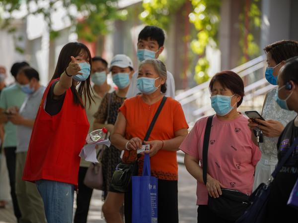郑州第五轮全员核酸检测进行中 河南日报报业集团志愿者在行动-第7张图片-90博客网 郑州第五轮全员核酸检测进行中 河南日报报业集团志愿者在行动-第7张图片-90博客网