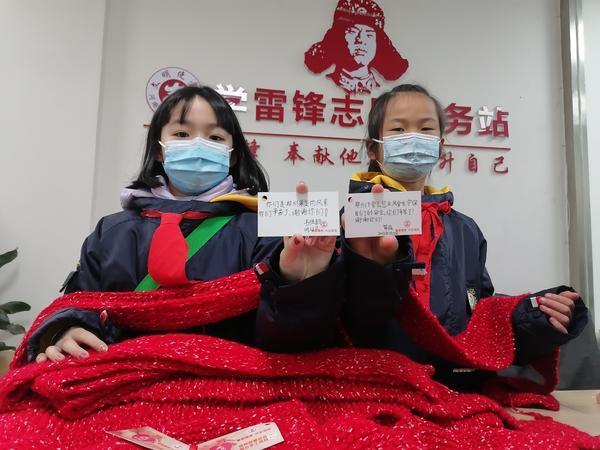 雪来豫暖丨郑州志愿者手织红围巾 致敬风雪中的守护者-第3张图片-90博客网