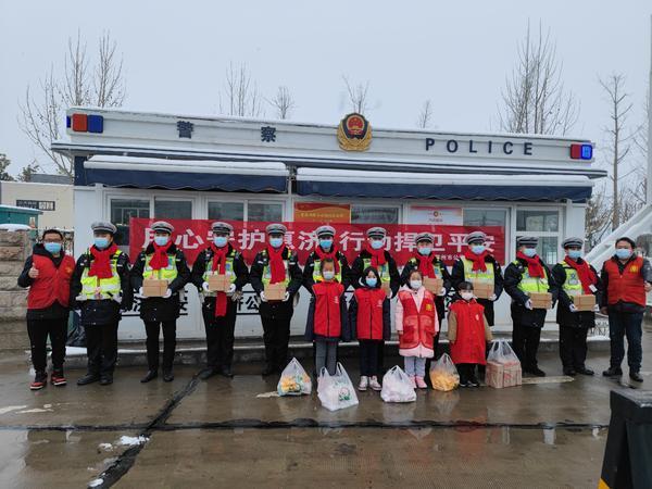 雪来豫暖丨郑州志愿者手织红围巾 致敬风雪中的守护者-第4张图片-90博客网