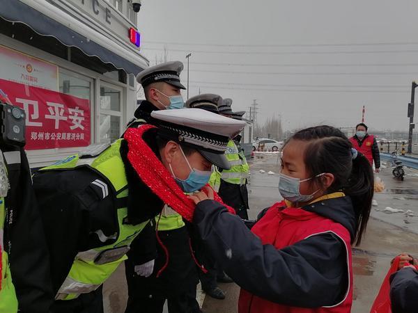 雪来豫暖丨郑州志愿者手织红围巾 致敬风雪中的守护者-第1张图片-90博客网