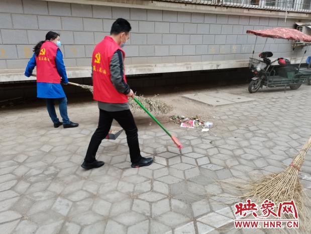 “走心”小事聚民心 郑州金水200多名志愿者走上街头“大扫除”-第1张图片-90博客网