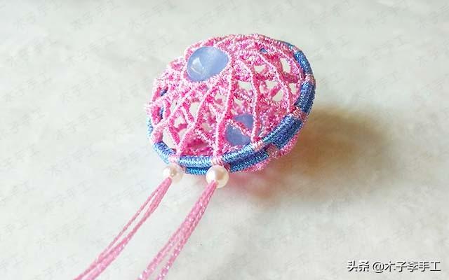 镂空香囊挂件的详细编织图解，步骤太多，保存下来慢慢看哦-第37张图片-90博客网