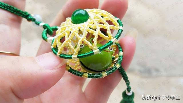 镂空香囊挂件的详细编织图解，步骤太多，保存下来慢慢看哦-第70张图片-90博客网