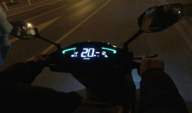 绿源MKK极影评测:续航100公里,核心部件质保6年,适合外卖小哥-第7张图片-90博客网 绿源MKK极影评测:续航100公里,核心部件质保6年,适合外卖小哥-第7张图片-90博客网