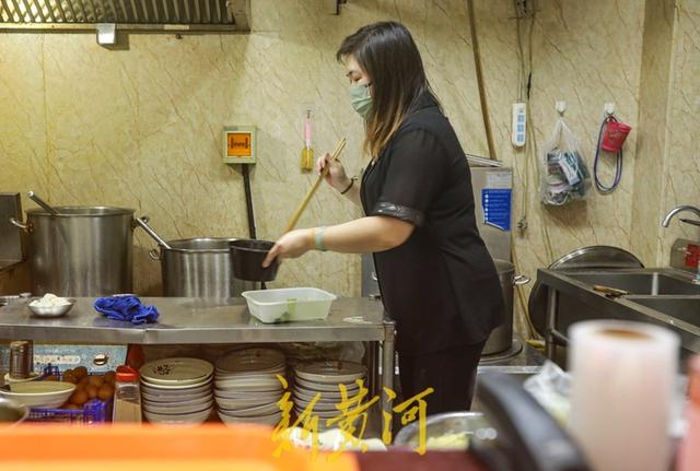 暖!济南多家饭店贴出告示:疫情期间如遇困难,可免费吃饭-第3张图片-90博客网 暖!济南多家饭店贴出告示:疫情期间如遇困难,可免费吃饭-第3张图片-90博客网