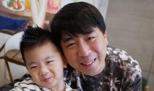 48岁男星老来得子，曾为省钱坚持搭地铁10年，如今却想为儿子买车-第4张图片-90博客网