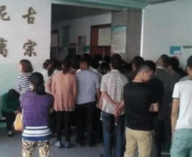 高龄产妇生五胞胎，来了80个亲属，看到孩子那一刻全家人都笑了-第1张图片-90博客网