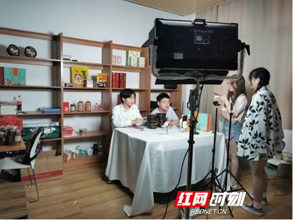 《网络营销》课怎么上？他们聚焦三农开起了直播-第1张图片-90博客网