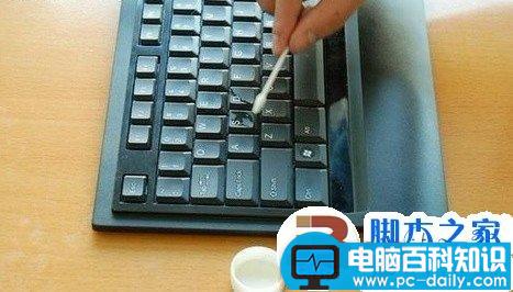 清洁电脑键盘的5个绝妙的小技巧 杀死键盘病菌-第1张图片-90博客网