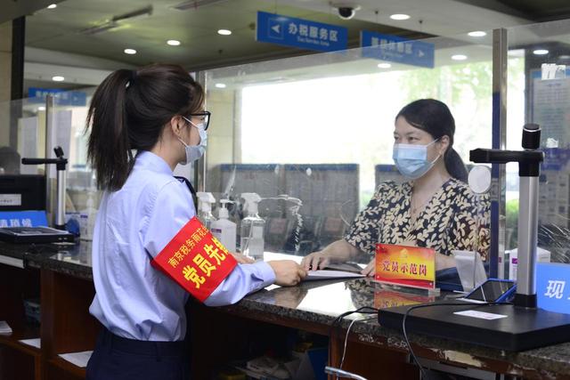 “党建红”辉映“税务蓝”，留抵退税资金稳稳落袋-第2张图片-90博客网