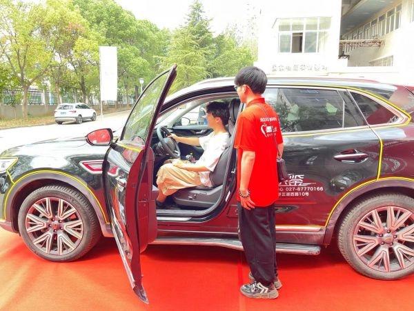 学生与企业金牌销售员同台竞技-第2张图片-90博客网