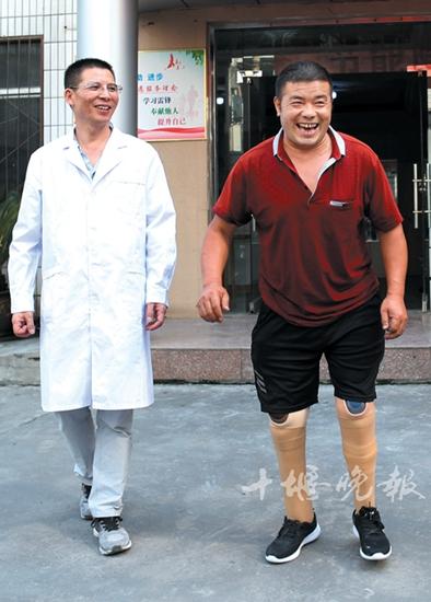 喜极而泣！备受关注的“无腿硬汉”19年后再次独立行走-第1张图片-90博客网