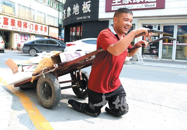 喜极而泣！备受关注的“无腿硬汉”19年后再次独立行走-第3张图片-90博客网