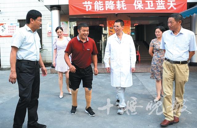 喜极而泣！备受关注的“无腿硬汉”19年后再次独立行走-第2张图片-90博客网